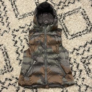 Camo puffer vest with removable zippered hood